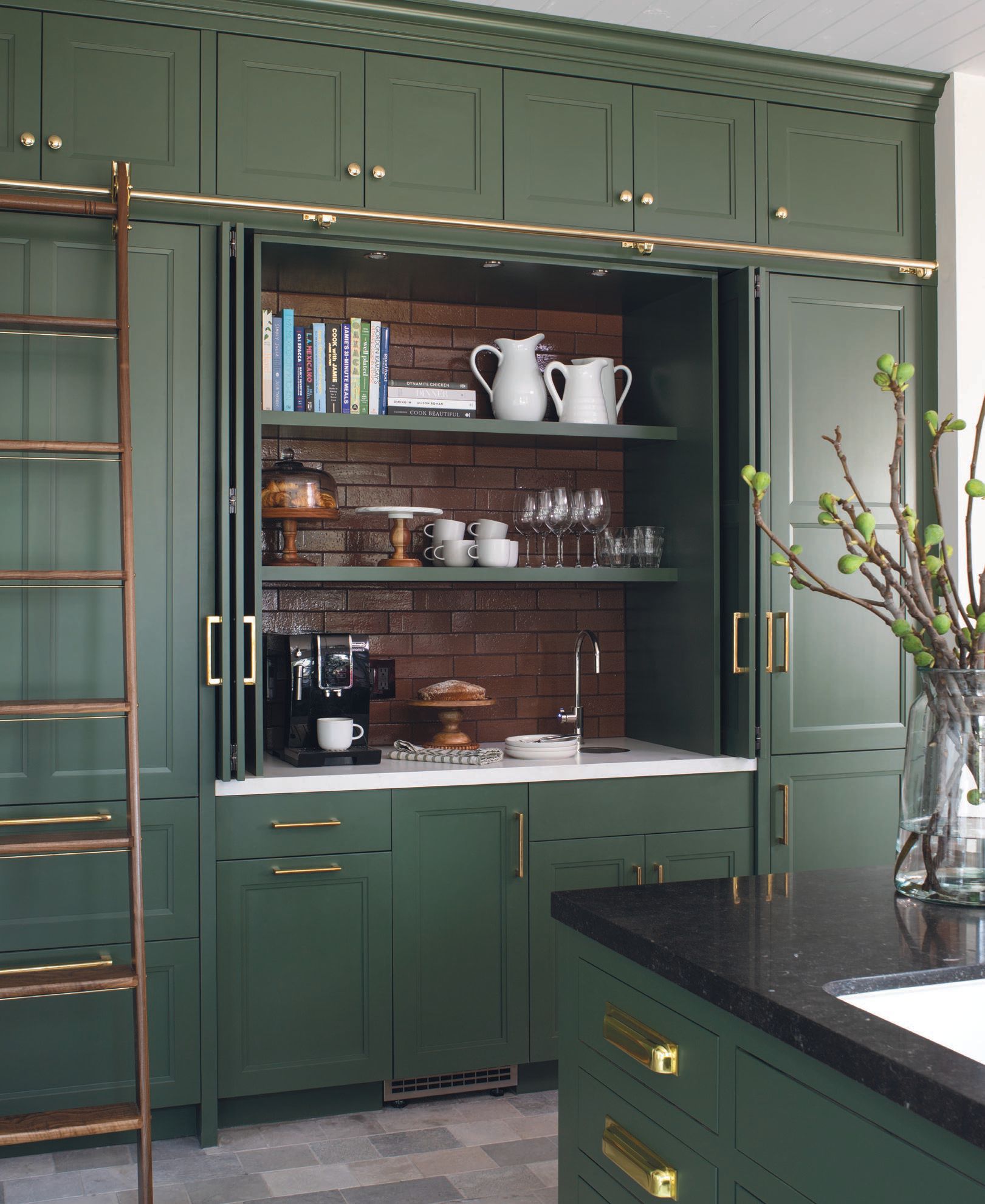 Rideau worked with Shawn Rabbani, CEO of Bellagio Design Build, on the project. The Wood Mode cabinets are painted in a custom green lacquer and adorned with brass hardware imported from England. PHOTO BY MEGHAN BEIERLE-O’BRIEN