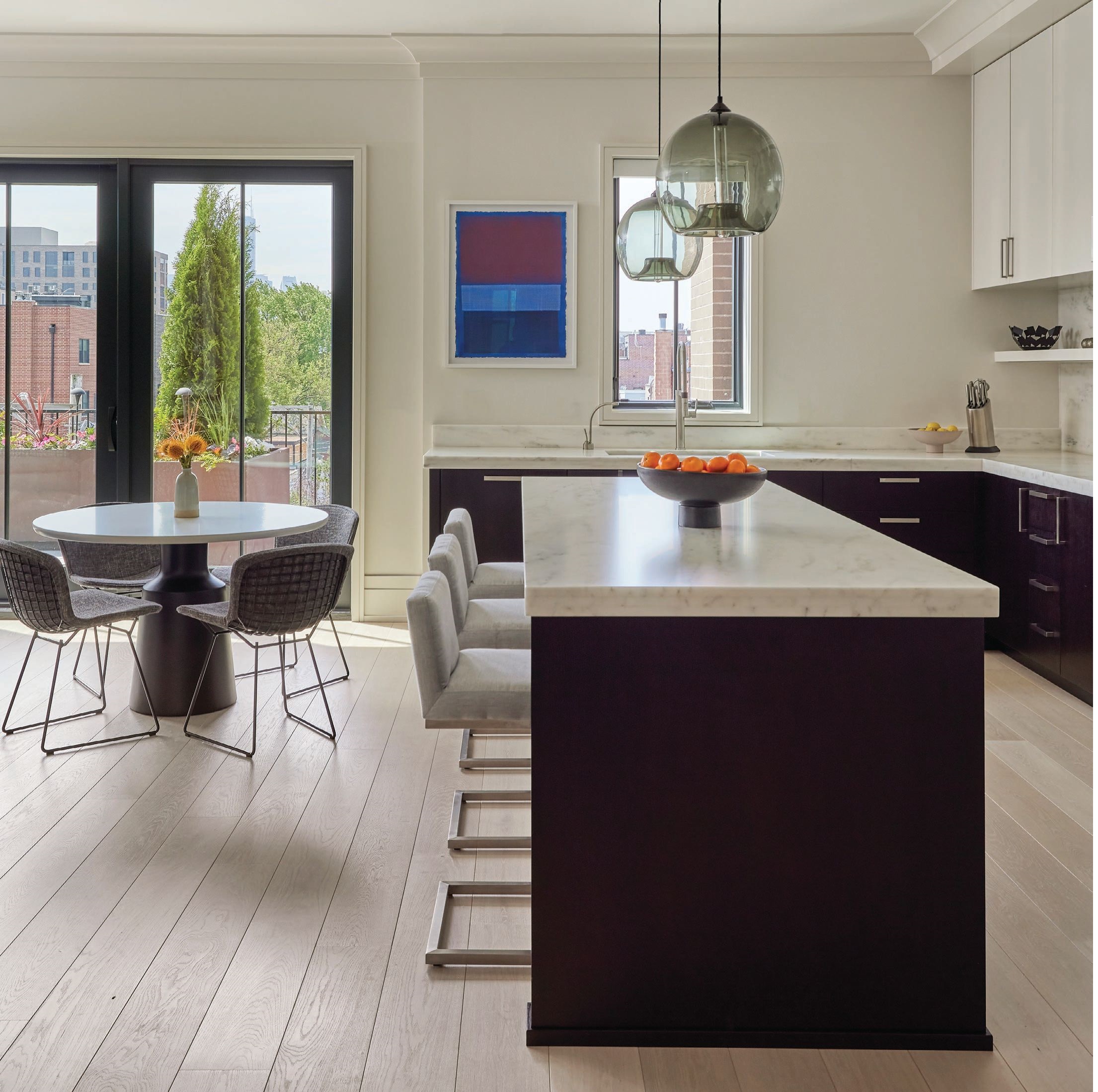 The light, airy kitchen beckons with a Holly Hunt Peso table and Knoll Bertoia chairs. Photographed by Mike Schwartz
