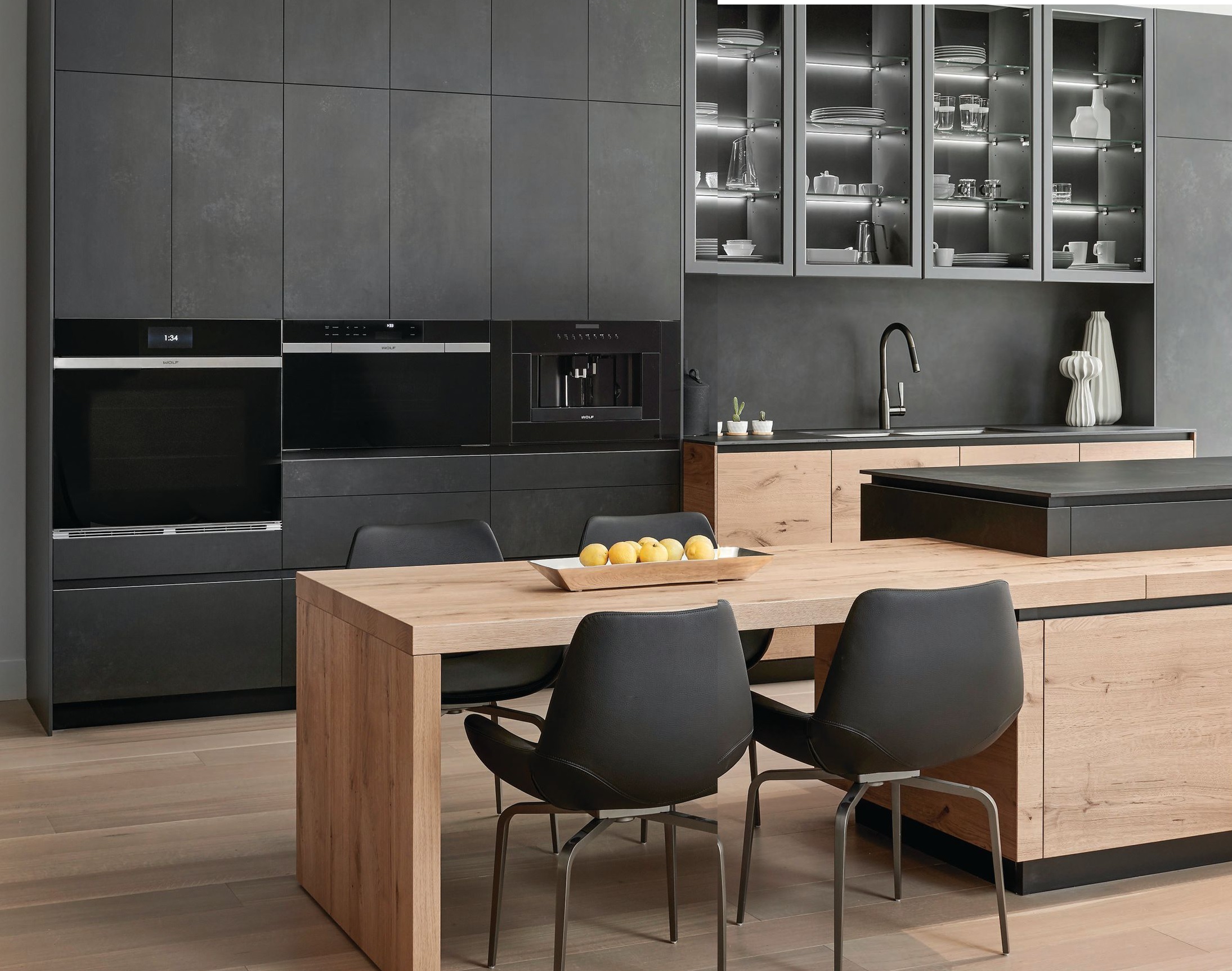 Design House’s offerings include this eye-popping Snaidero ELEGANTE
Bespoke luxury modern kitchen in the custom combo of Heartwood and Ossido
Nero ceramic finishes