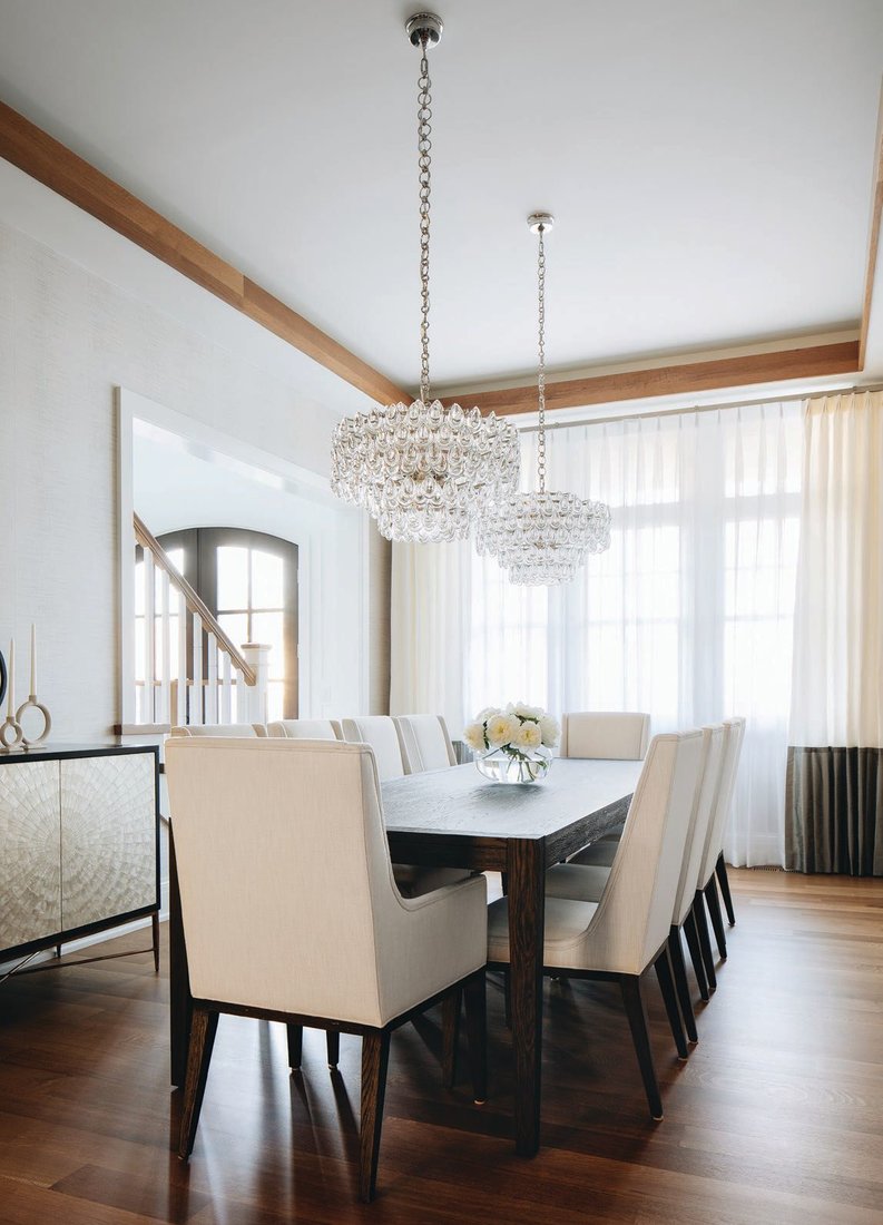 The client’s own RH chairs star in the dining room with a pair of AERIN Liscia chandeliers by Visual Comfort PHOTOGRAPHED BY STOFFER PHOTOGRAPHY INTERIORS