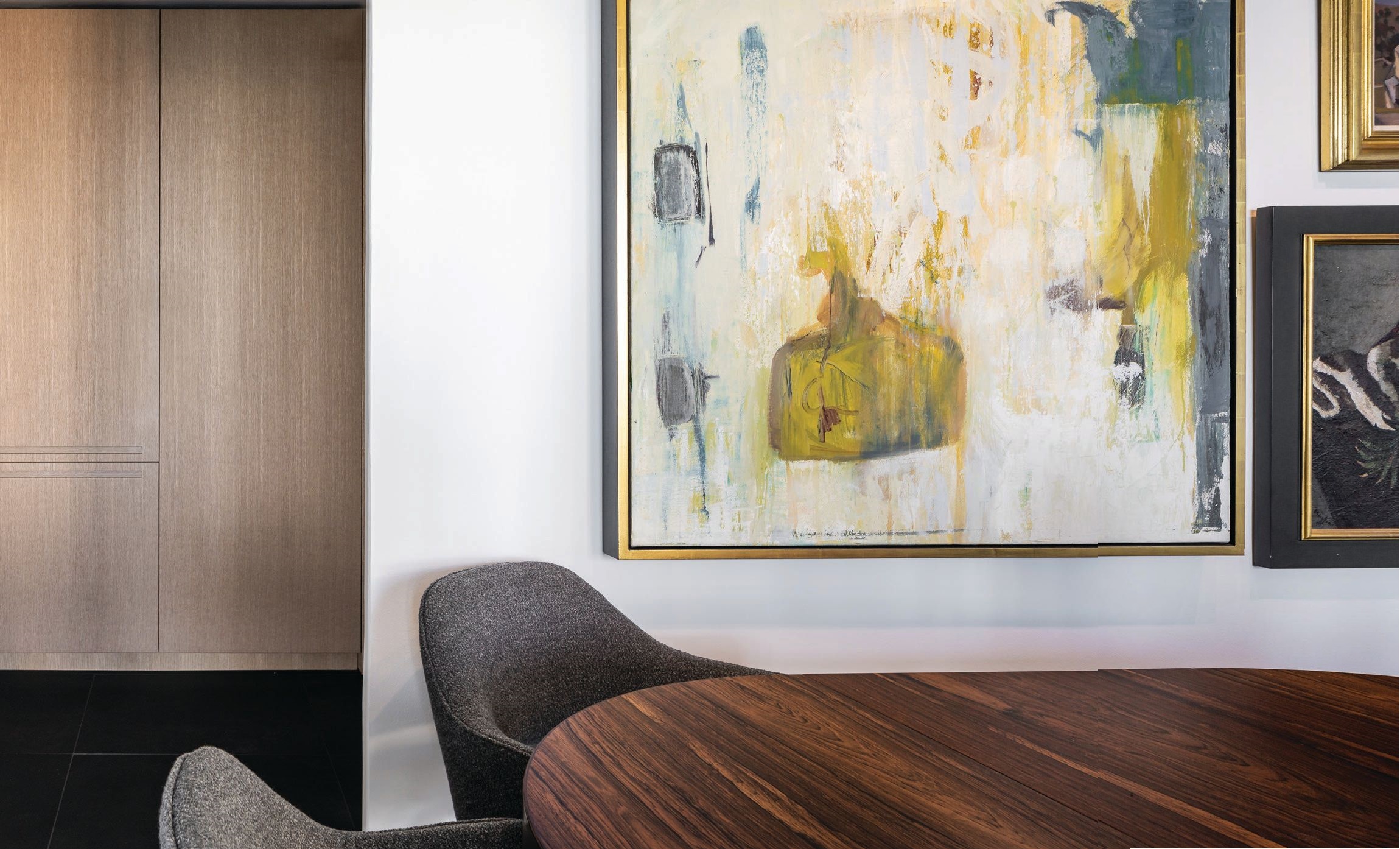  A vintage Ole Wanscher dining table for A.J. Iverson and vintage Knoll Saarinen dining chairs in Holland & Sherry fabric pop against artwork (including a painting by the client himself, at left) in the dining area PHOTOGRAPHED BY PETRINI STUDIO