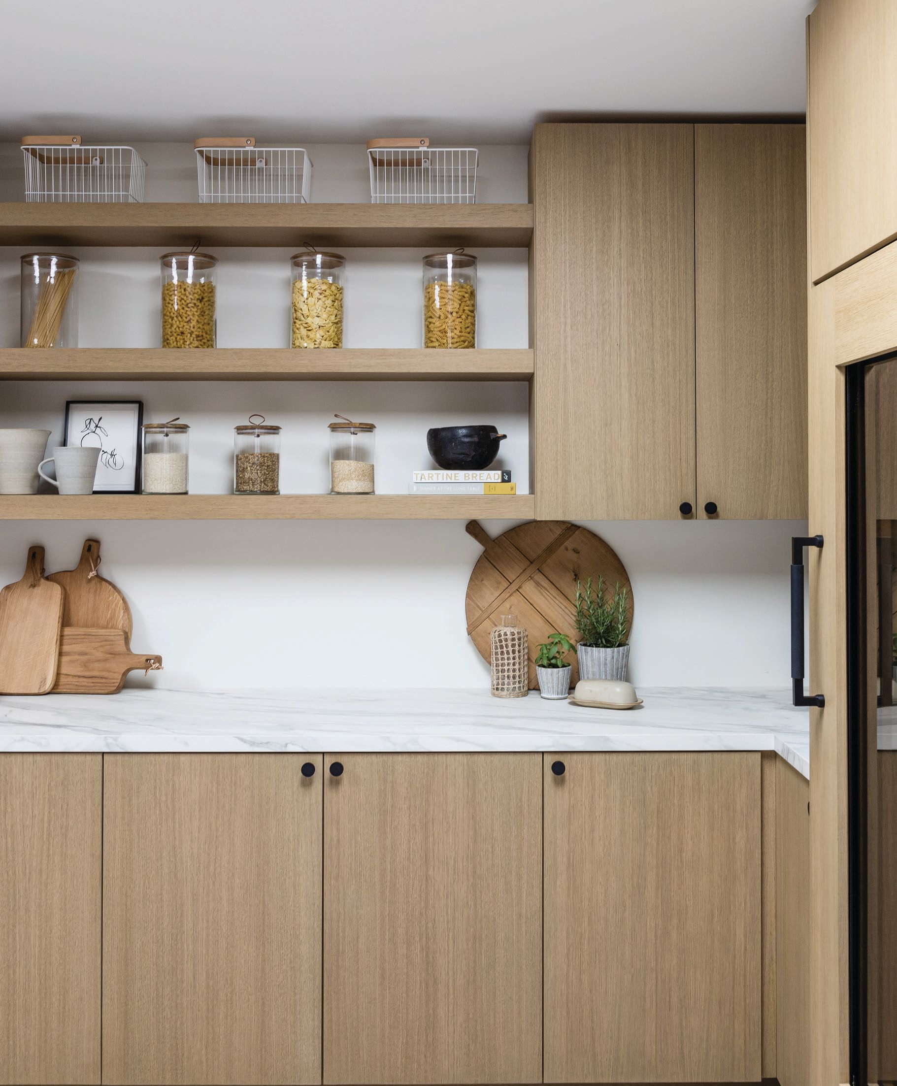 A separate “dirty kitchen” contains a refrigerator and double wall ovens, plus purposefully designed custom cabinetry. PHOTOGRAPHED BY VANESSA LENTINE