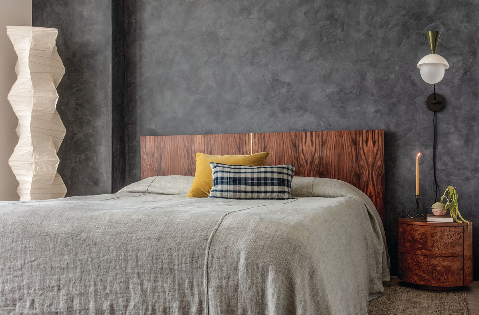 The moody bedroom features a custom bed from Hawk & Stone covered in an Enzyme linen coverlet by RW Guild.A Noguchi floor lamp complements the Molto
reading lamp sconce from Blueprint Lighting. PHOTOGRAPHED BY MICHAEL CLIFFORD