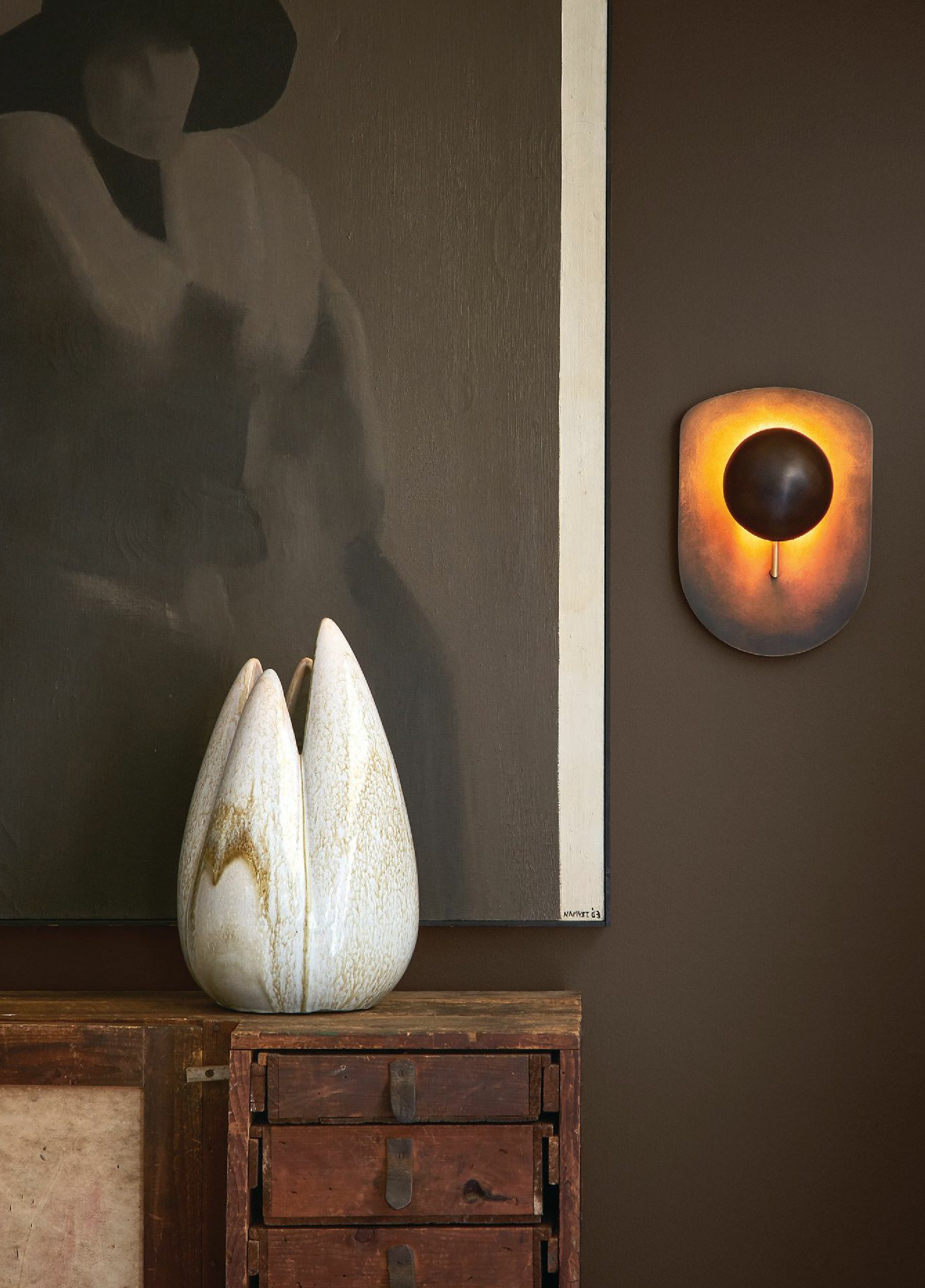 Hand-constructed and handsomely patinated, the Gil Melott Bespoke Luz SC Form 9 bronze sconce adds impressive warmth to any room. PHOTO BY RYAN MCDONALD