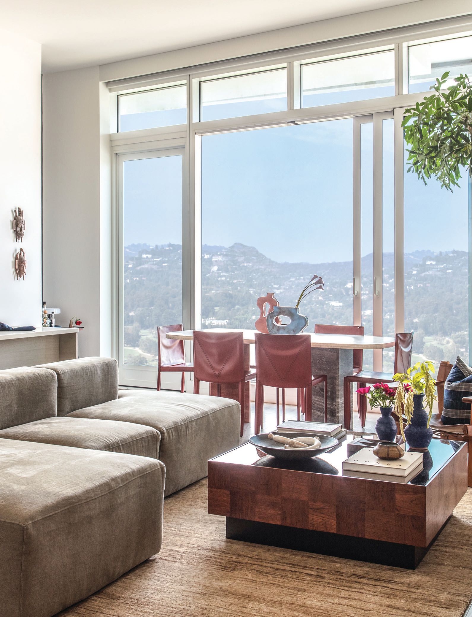 Piscione created a custom sectional for the living room, which overlooks The Los
Angeles Country Club. PHOTOGRAPHED BY MICHAEL CLIFFORD